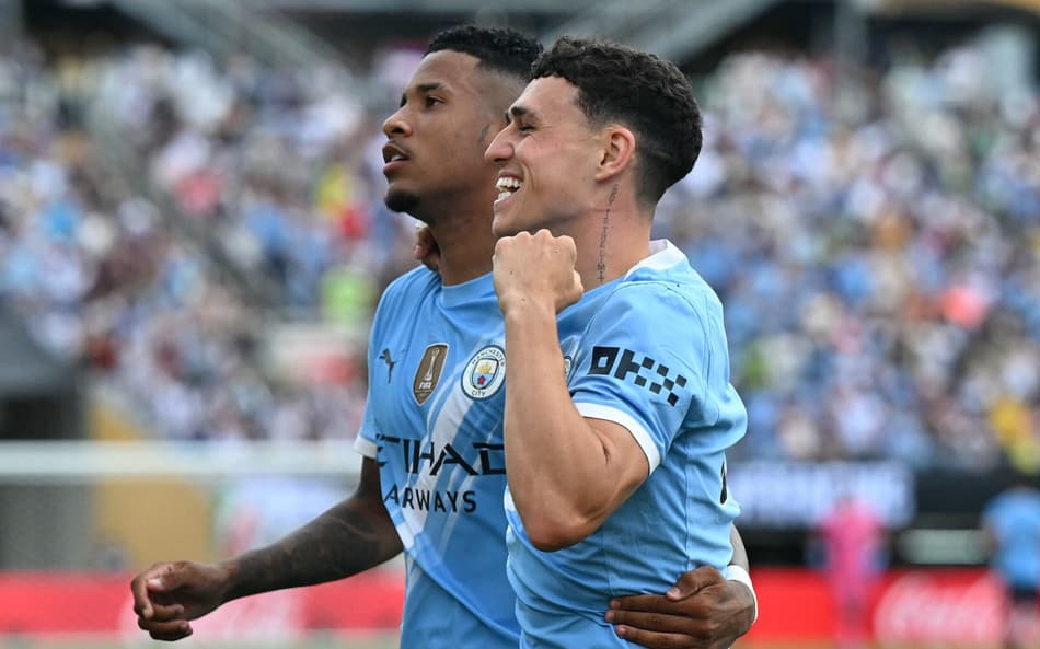 Savinho e Phil Foden comemoram gol do Manchester City contra a Juventus (Foto: Chandan KHANNA / AFP)