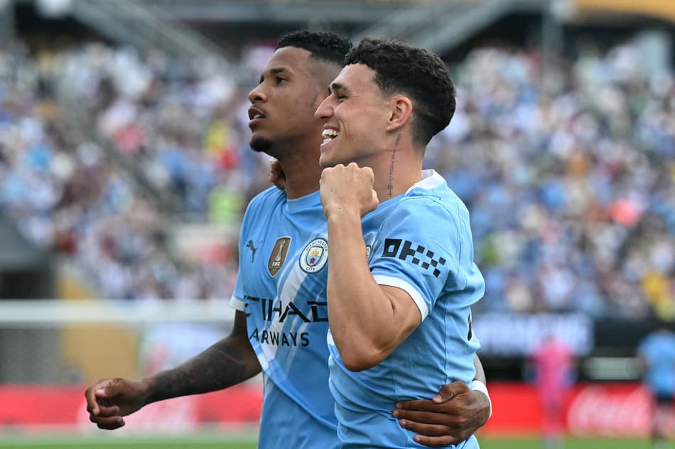 Savinho e Phil Foden comemoram gol do Manchester City contra a Juventus (Foto: Chandan KHANNA / AFP)