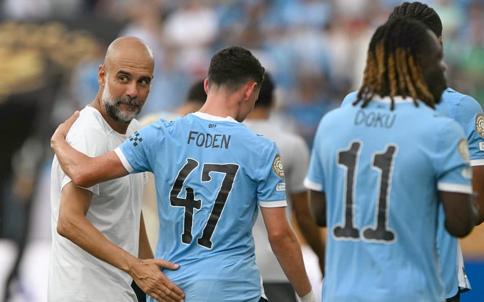 Pep Guardiola comemora vitória do Manchester City (Foto: PATRICIA DE MELO MOREIRA / AFP)
