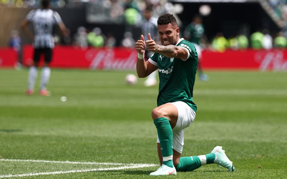 Paulinho comemora gol em Palmeiras x Botafogo (Foto: FRANCK FIFE / AFP)