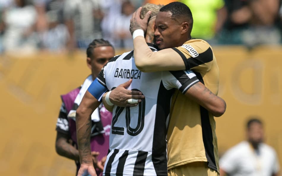 Barboza e John se abraçam após eliminaçãodo Botafogo (Foto: JUAN MABROMATA / AFP)