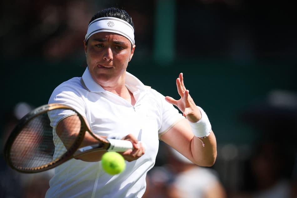 Ons Jabeur virá ao Brasil em setembro, para a primeira edição do SP Open, em São Paulo (Photo by HENRY NICHOLLS / AFP)