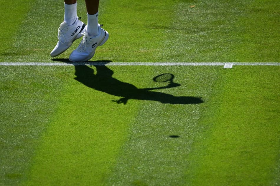 O russo Daniil Medvedev salta para sacar na partida contra o francês Benjamin Bonzi (Foto: KUDRYAVTSEV / AFP)