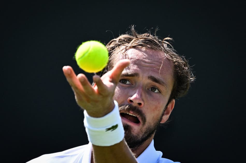 O russo Daniil Medvedev defende as semifinais de 2024 no Grand Slam ingês (Foto: Kirill KUDRYAVTSEV / AFP)