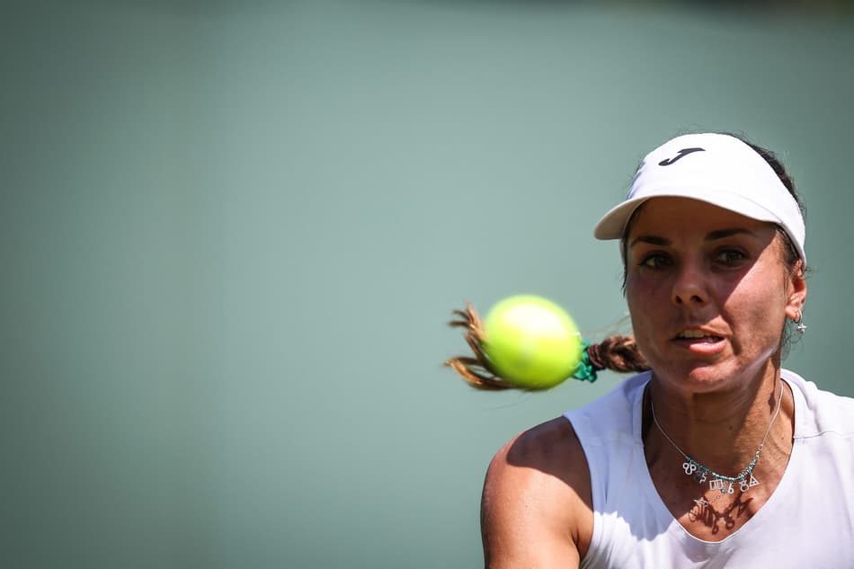 O olhar fixo da búlgara Viktoriya Tomova na partida contra a tunisiana Ons Jabeur (Foto: HENRY NICHOLLS / AFP)