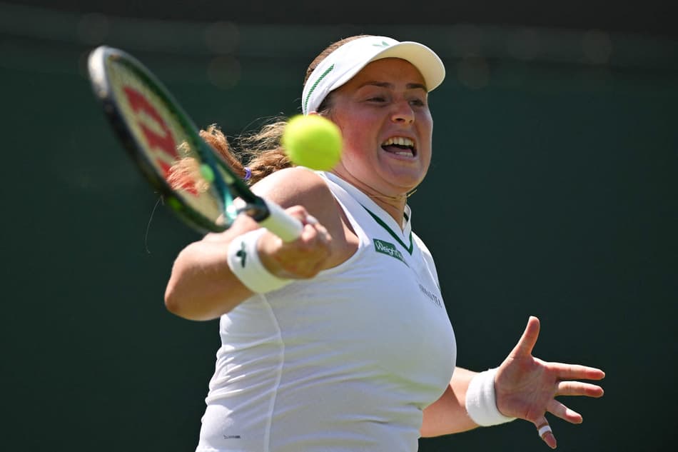 A letã Jelena Ostapenko, ex-campeã de Roland Garros, na derrota para a inglesa Sonay Kartal (Foto: Glyn KIRK / AFP)