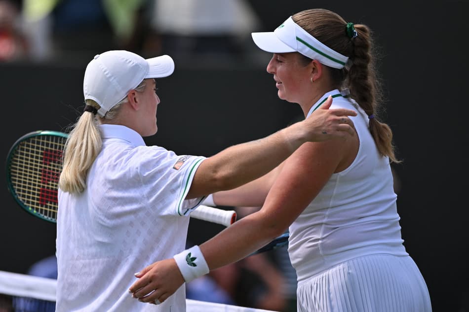 A britãnica Sonay Kartal (e) cumprimenta a letã Jelena Ostapenko (Foto: Glyn KIRK / AFP)