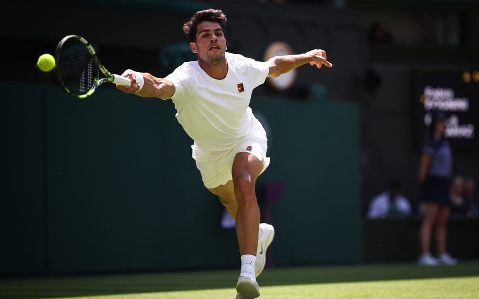 Carlos Alcaraz busca o sexto título de Grand Slam, aos 22 anos (Foto: HENRY NICHOLLS / AFP) /