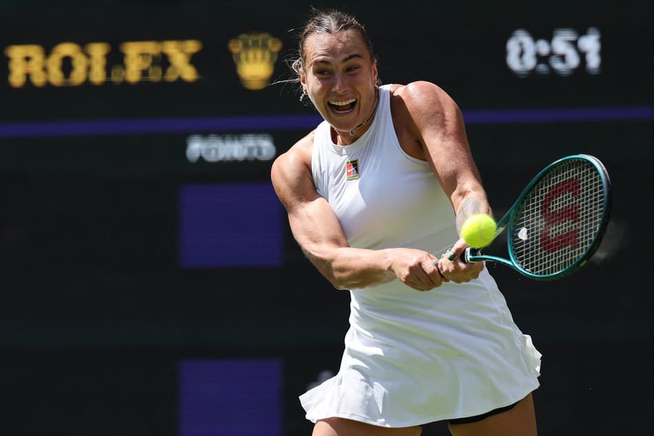 Líder do ranking, a bielorrussa Aryna Sabalenka enfrenta a canadense Carson Branstine (Foto: Adrian Dennis / AFP)