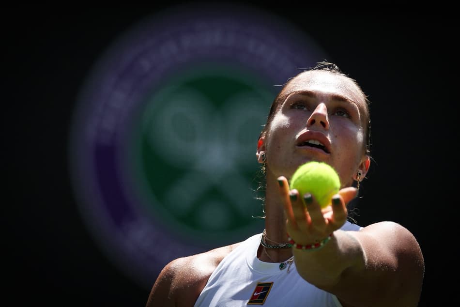 Aryna Sabalenka saca na vitória sobre Carson Branstine (Foto: Adrian Dennis / AFP)