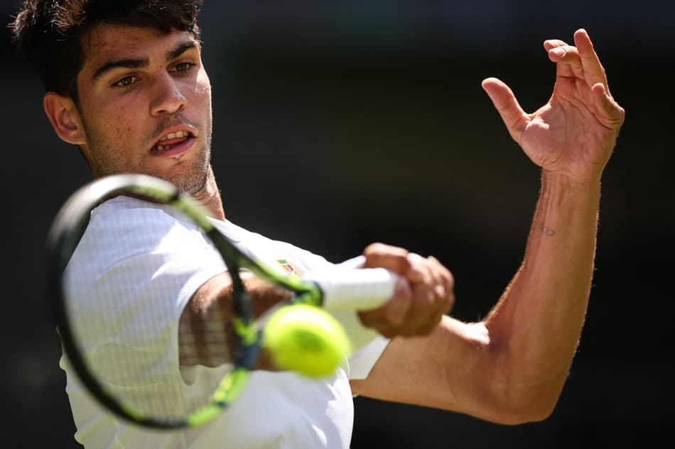 Carlos Alcaraz venceu as duas últimas finais de Wimbledon contra o sérvio novak Djkokovic (Foto: HENRY NICHOLLS / AFP)
