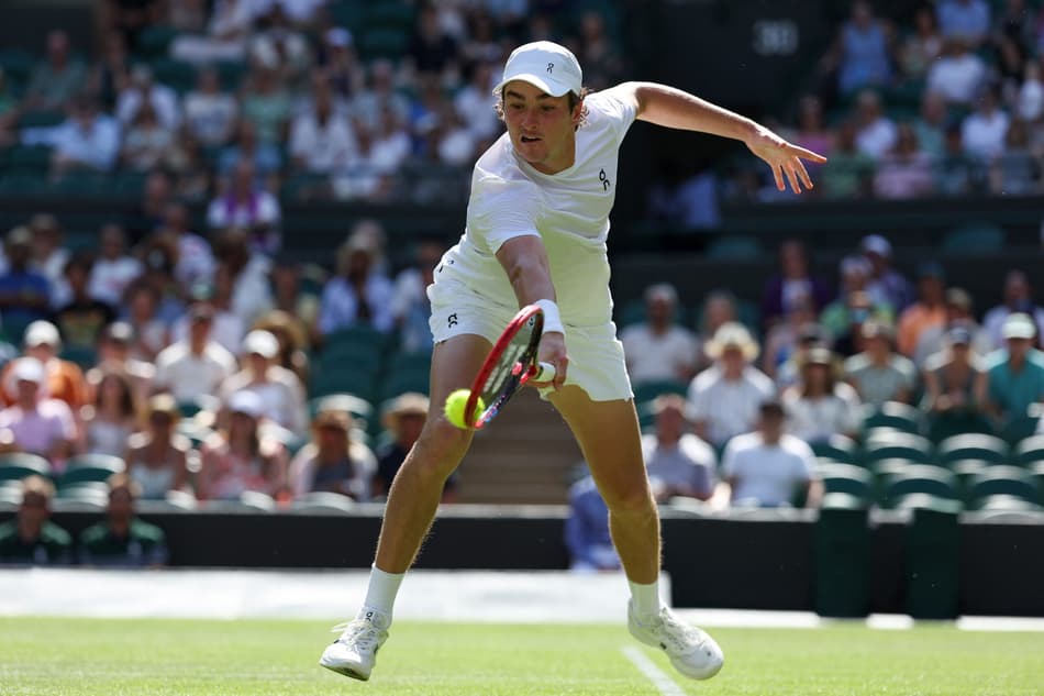 João Fonseca tenta o backhand ma vitória sobre o britânico Jacob Fearnley (Photo by Adrian Dennis / AFP)