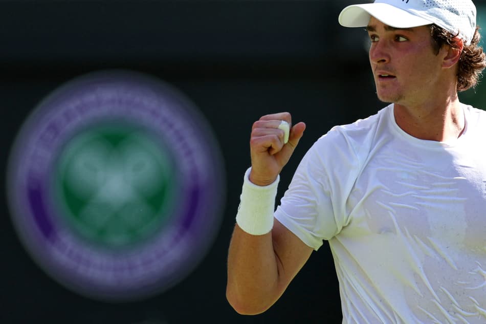 João Fonseca comemora ponto na vitória em Wimbledon sobre Jacob Fearnley (Foto: Adrian Dennis / AFP)