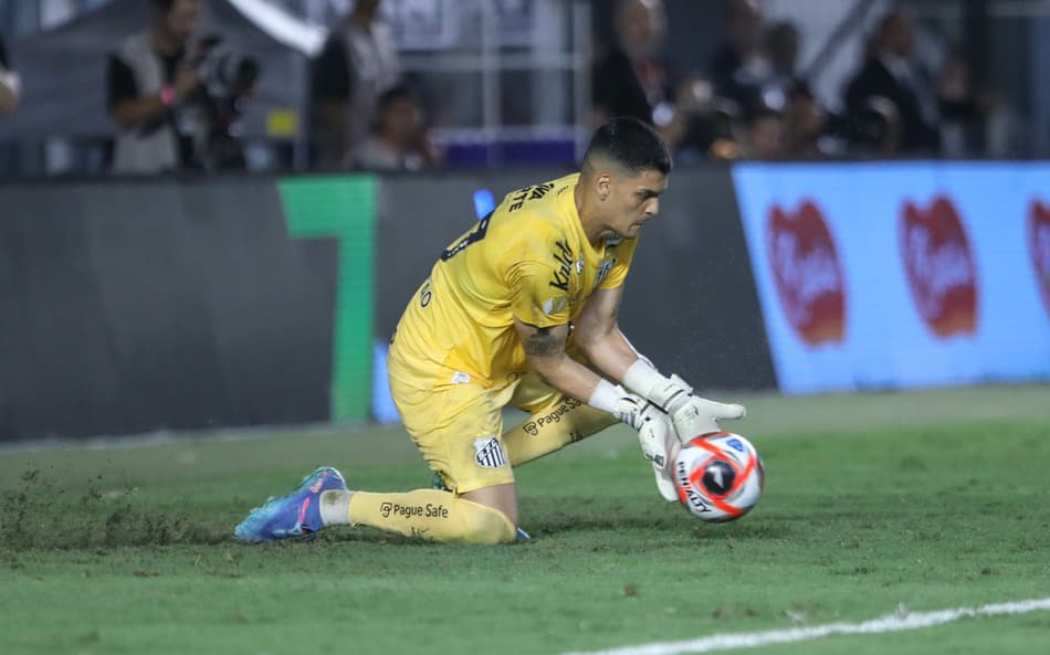 Gabriel Brazão é o goleiro com mais defesas no mundo nesta temporada. Ele soma 94 no total. (Foto: Reinaldo Campos/AGIF)