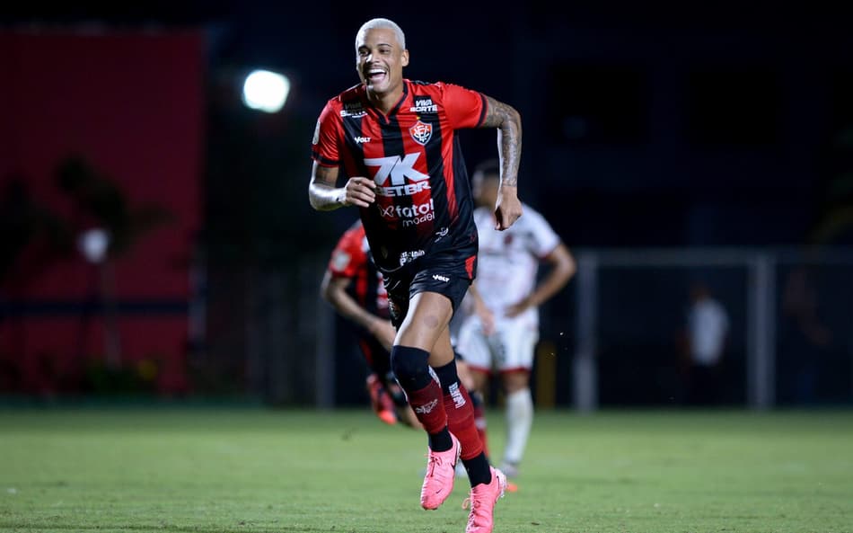 Janderson em ação no Barradão (Foto: Jhony Pinho/AGIF)