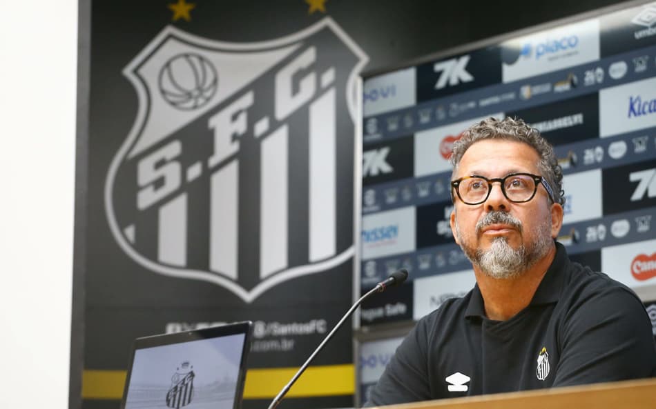 Assista à íntegra da entrevista de Cleber Xavier, técnico do Santos