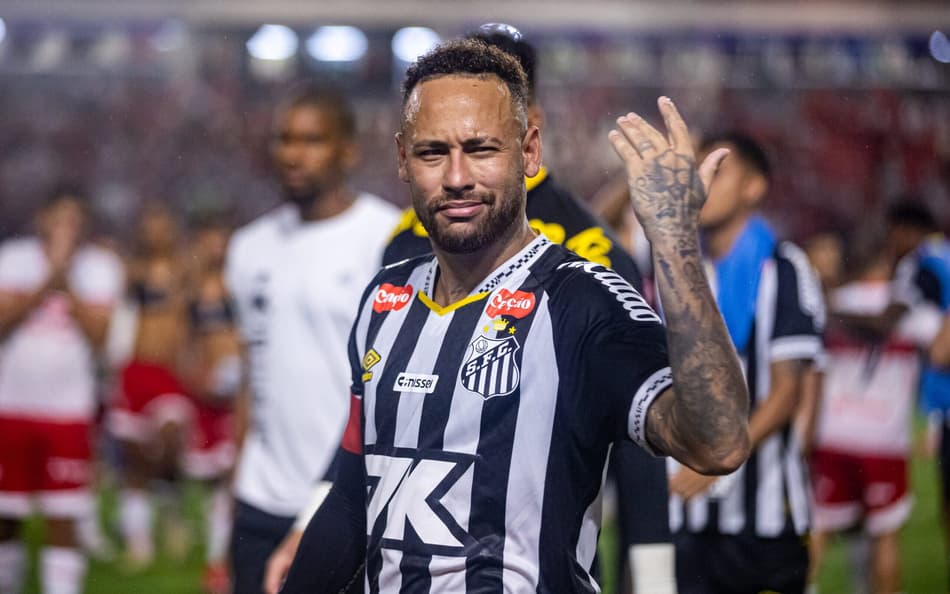 Neymar deixa o campo após a eliminação do Santos na Copa do Brasil (Foto: Itawi Albuquerque/AGIF)