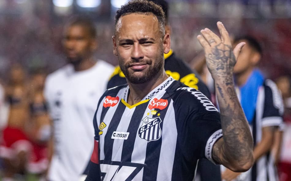 Neymar deixa o campo após a eliminação do Santos na Copa do Brasil (Foto: Itawi Albuquerque/AGIF)