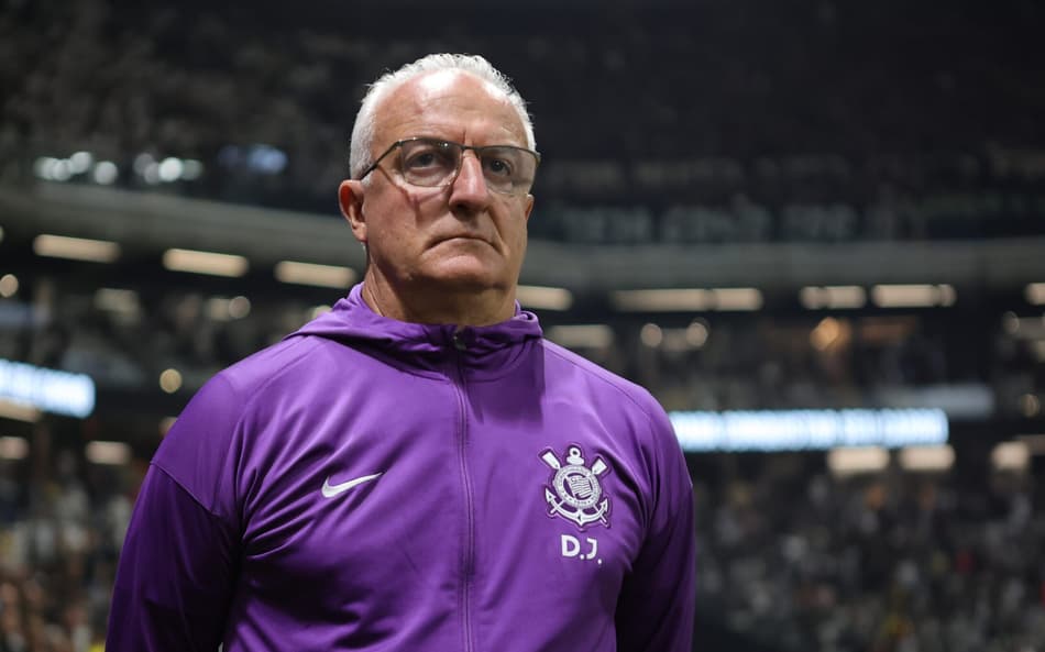 Dorival Júnior soma 10 jogos no comando da equipe (Foto: Gilson Lobo/AGIF)