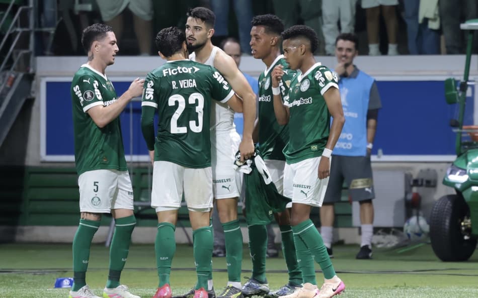 Palmeiras comemora gol diante do Sporting Cristal