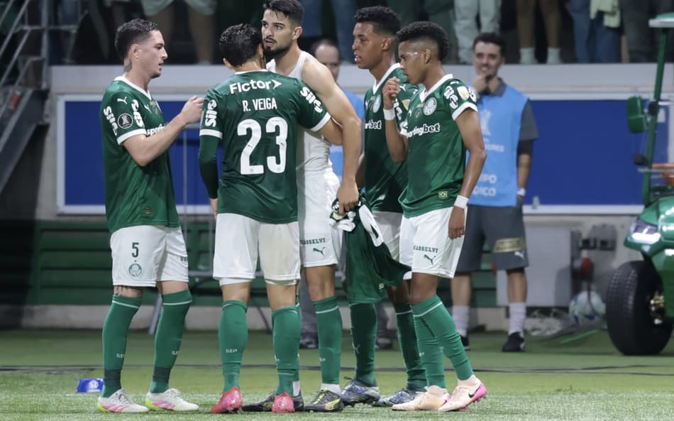 Palmeiras comemora gol diante do Sporting Cristal