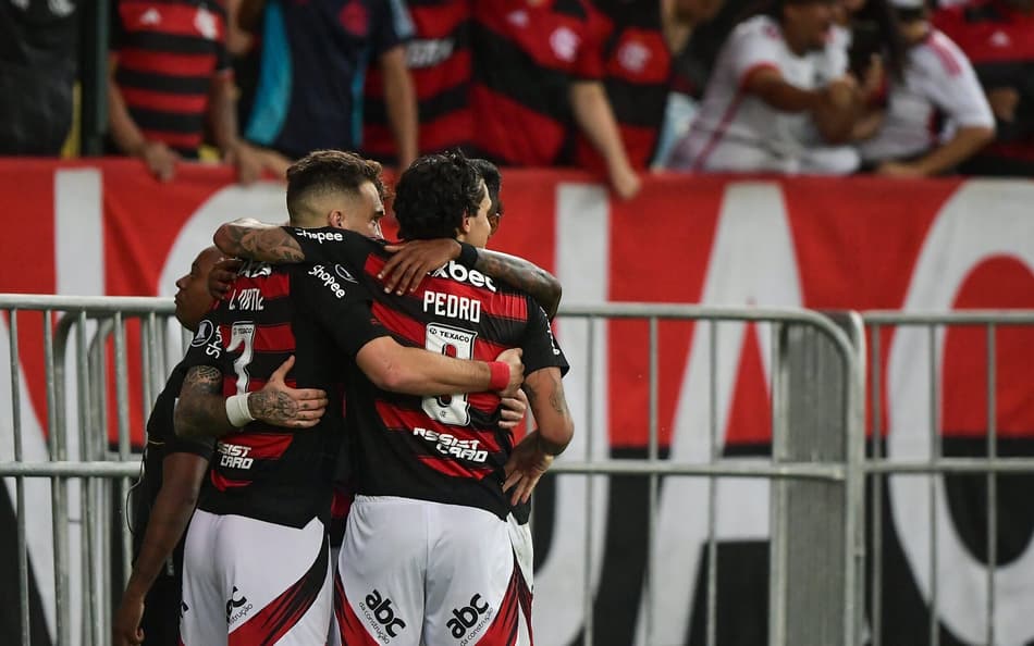 Flamengo comemora gol diante do Táchira