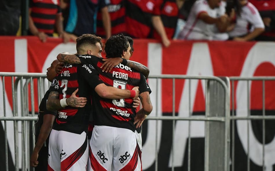 Flamengo comemora gol diante do Táchira