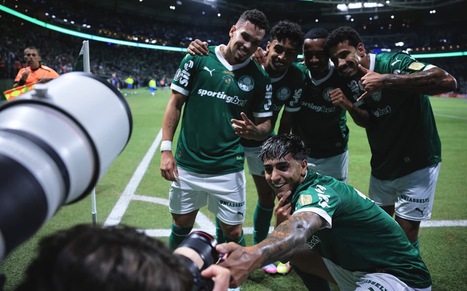 Palmeiras comemora gol diante do Sporting Cristal pela Libertadores (Foto: Ettore Chiereguini/AGIF)