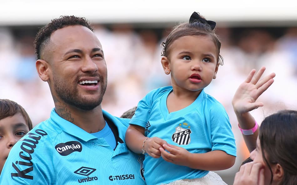 Neymar e Mavie, a filha do meio do jogador, durante jogo do Santos na Vila Belmiro. (Foto: Mauricio De Souza/AGIF)