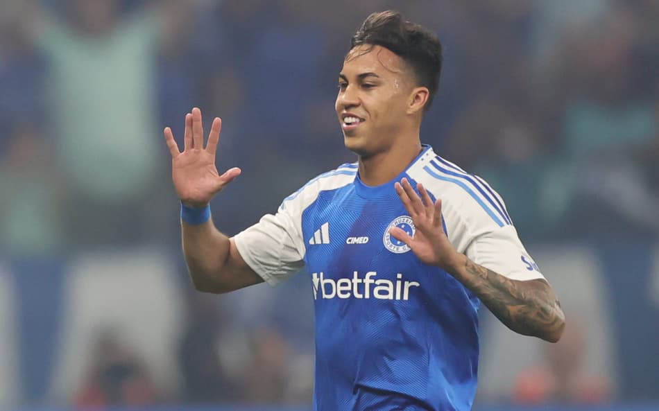 Atacante Kaio Jorge, do Cruzeiro, comemora primeiro gol contra o Palmeiras, no Mineirão (Foto: Gilson Lobo/AGIF)