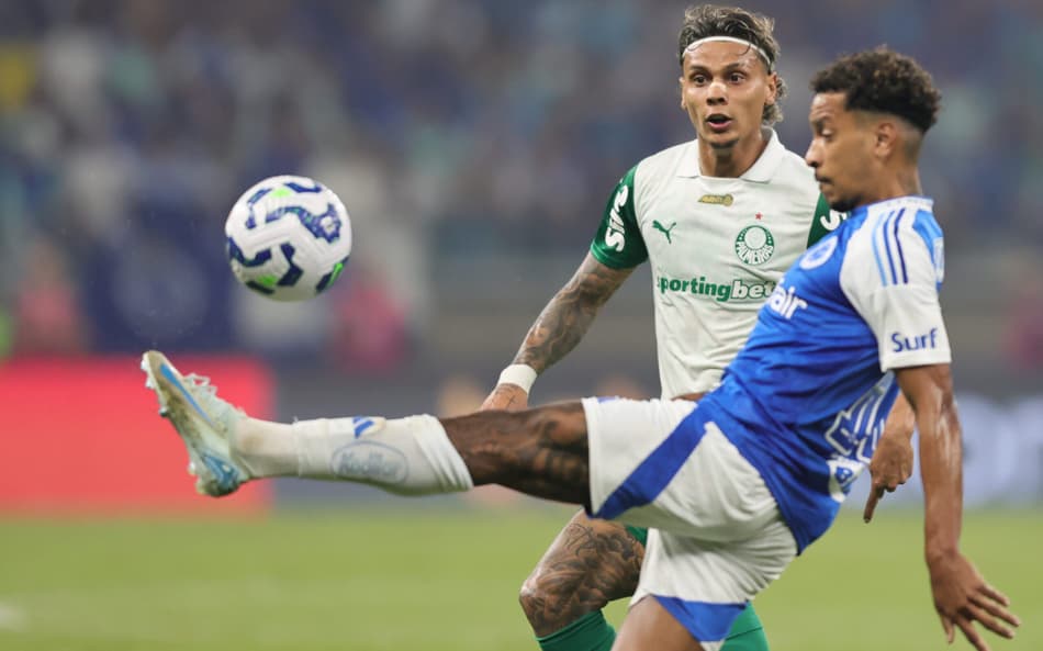 Matheus Pereira, do Cruzeiro, e Richard Ríos, do Palmeiras, em jogo no Mineirão (Foto: Gilson Lobo/AGIF)