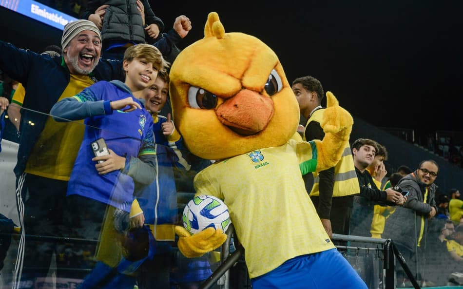 Torcida brasileira tem o primeiro contato com Carlo Ancelotti no duelo entre o Brasil e o Paraguai, na Neo Química Arena. (Foto: Jhony Pinho/AGIF)