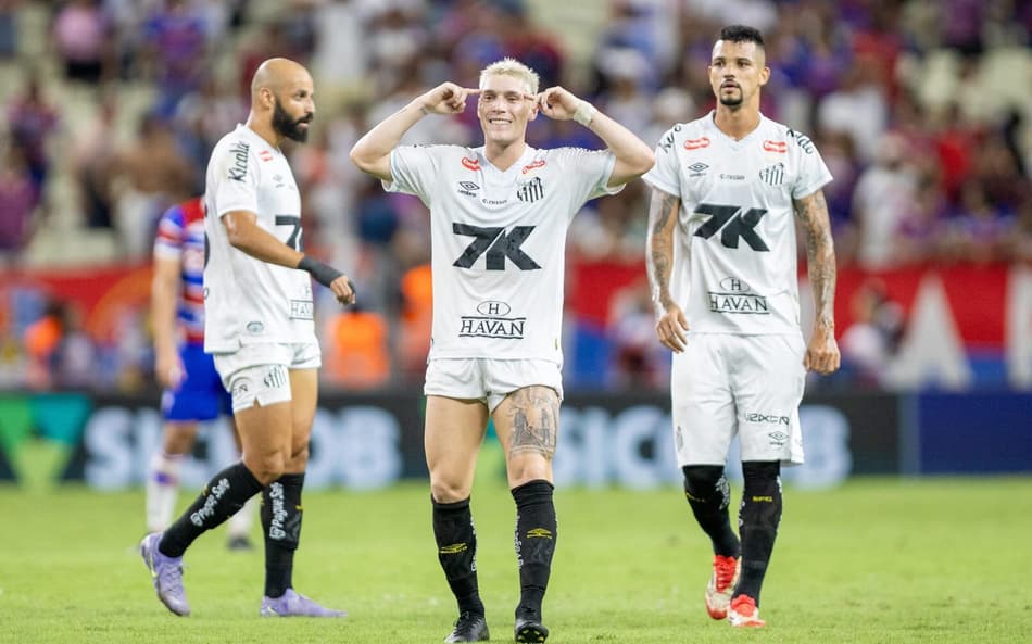 Rollheiser marcou o gol que garantiu a vitória do Santos por 3 a 2 diante do Fortaleza. (Foto: Baggio Rodrigues/AGIF)