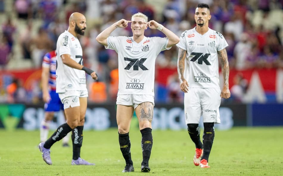 Rollheiser marcou o gol que garantiu a vitória do Santos por 3 a 2 diante do Fortaleza. (Foto: Baggio Rodrigues/AGIF)