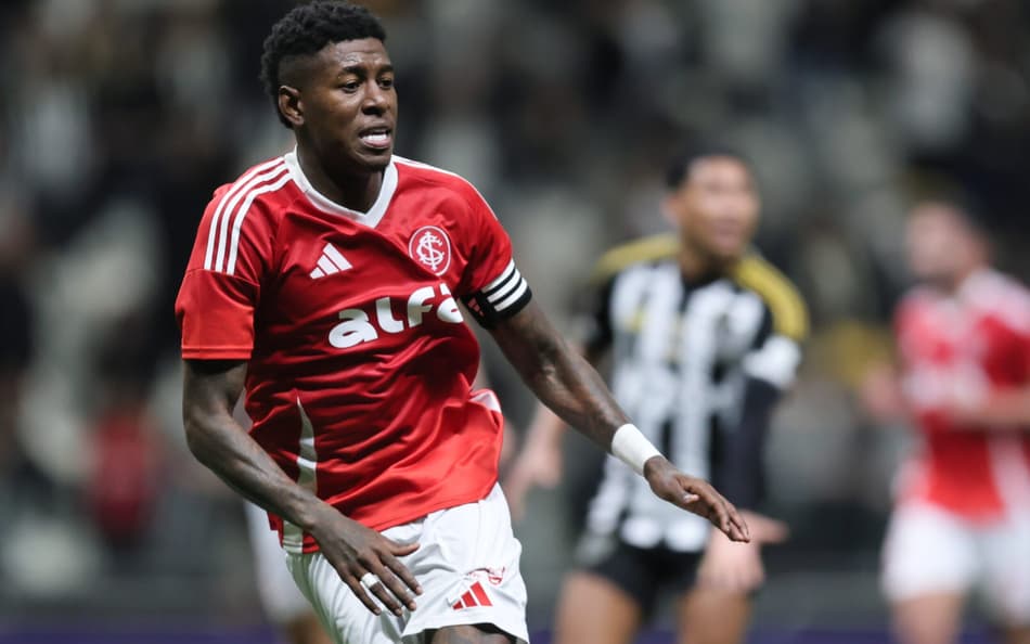 Vitão, zagueiro do Internacional