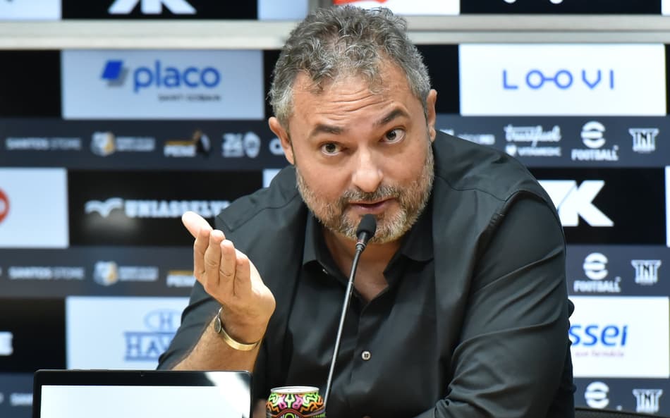 Alexandre Mattos afirmou que o Santos não vai fazer loucuras financeiras para contratar jogadores. (Foto: Jota Erre/AGIF)