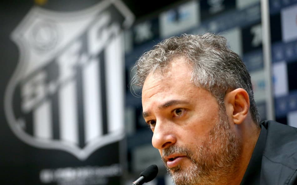 Alexandre Mattos é apresentado no Santos depois de uma passagem de pouco mais de um ano no Cruzeiro. (Foto: Mauricio De Souza/AGIF)