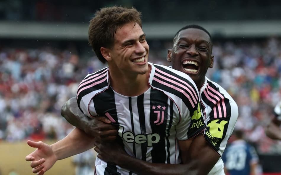 Yıldız e Kolo Muani após o terceiro gol da Juventus contra o Wydad Casablanca (Foto: Franck Fife/AFP)