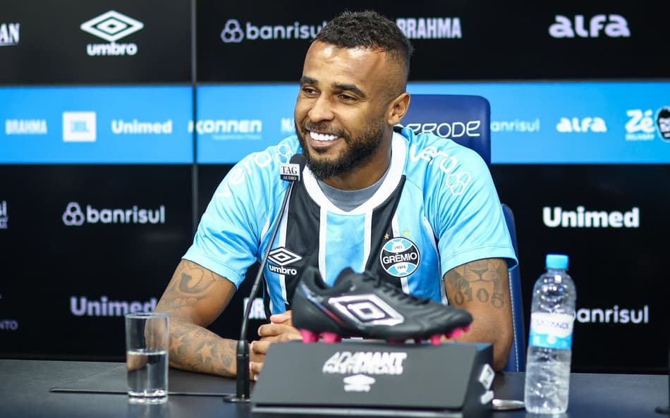 Alex Santana em sua entrevista coletiva de apresentação no Grêmio. (Foto: Lucas Uebel/Grêmio FBPA)