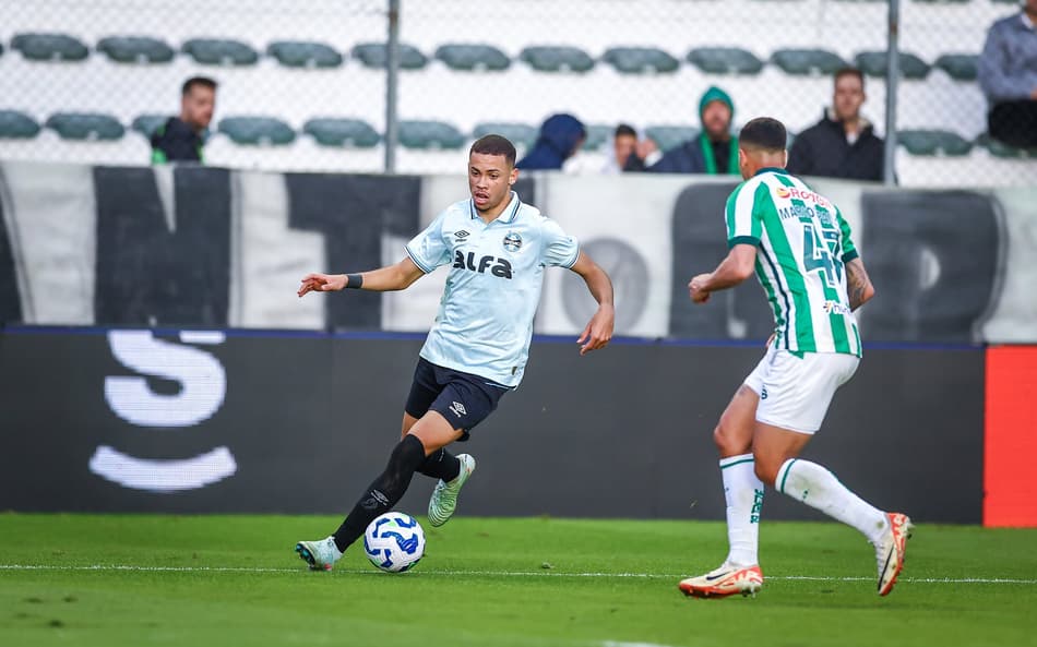 Alysson com a bola na vitória do Grêmio sobre o Juventude. (Foto: Lucas Uebel/Grêmio FBPA)