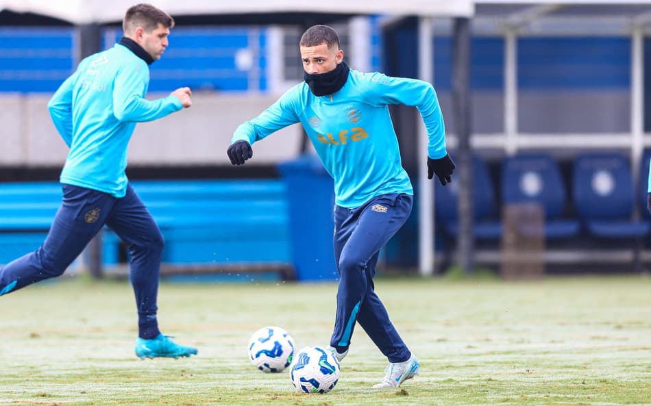 Alysson com a bola em treinamento do Grêmio. (Foto: Angelo Pieretti/Grêmio FBPA)