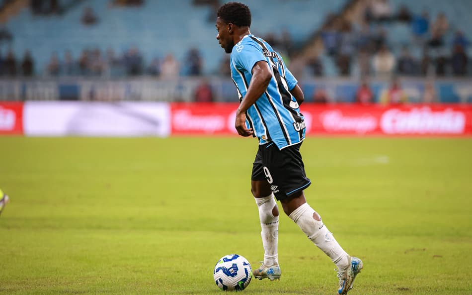 Amuzu com a bola em jogo do Grêmio. (Foto: Maxi Franzoi/AGIF)
