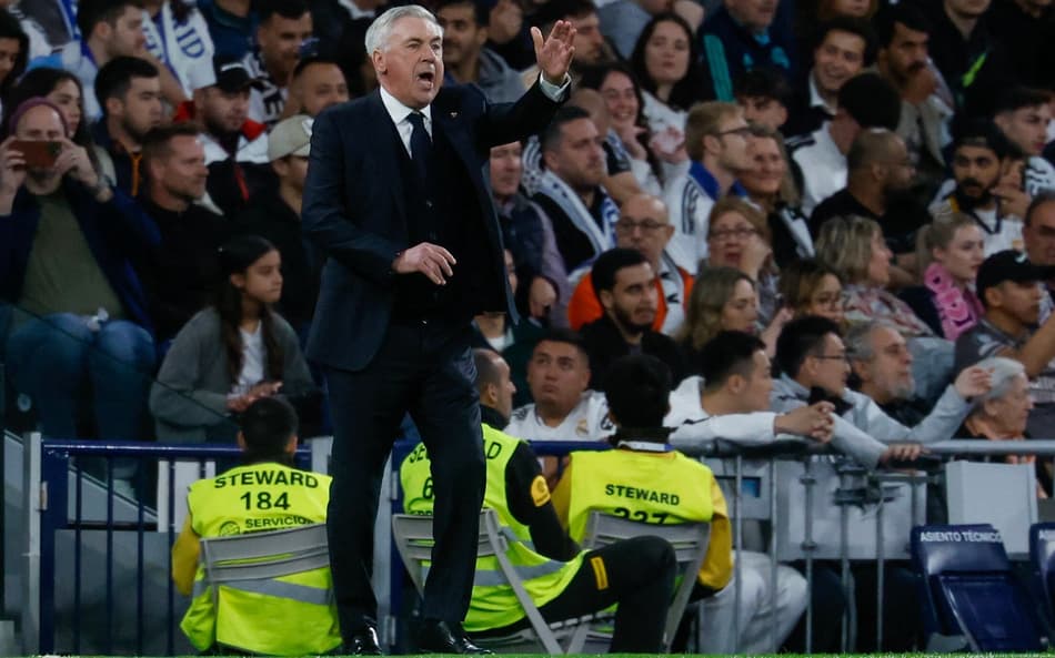 Atual treinador da Seleção Brasileira, Ancelotti orienta jogadores do Real Madrid na vitória sobre o Mallorca, pela La Liga (Foto: Pierre-Philippe Marcou/AFP)
