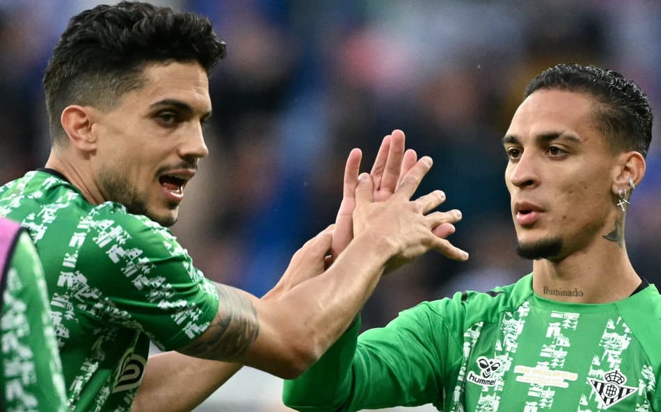 Antony cumprimenta Bartra antes da final da Conference League entre Betis e Chelsea