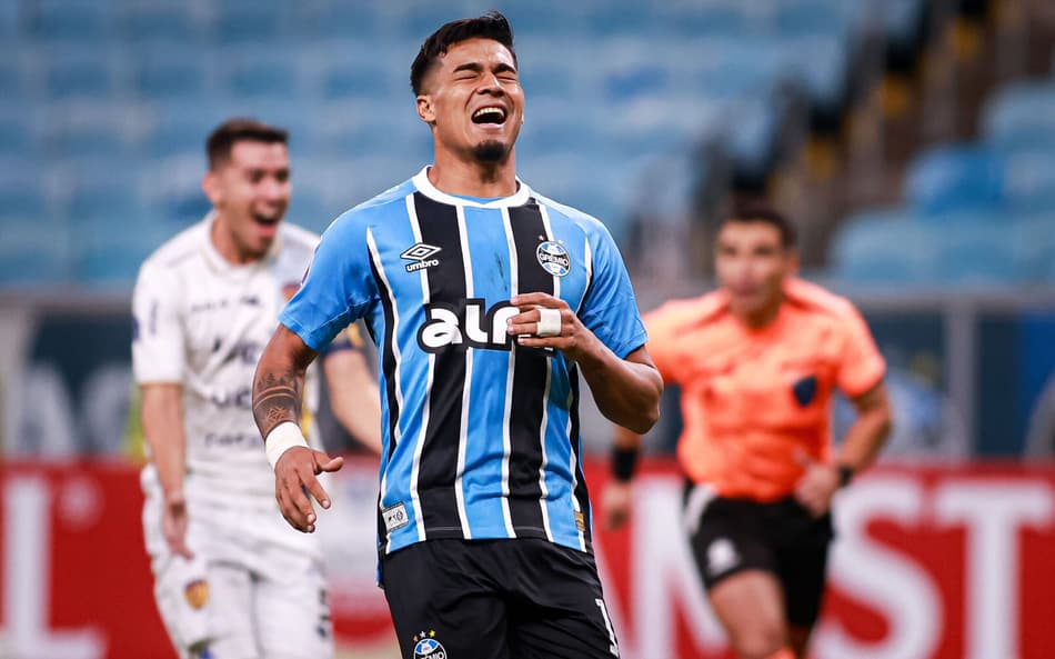Arezo lamenta pênalti perdido em jogo do Grêmio. (Foto: Maxi Franzoi/AGIF)