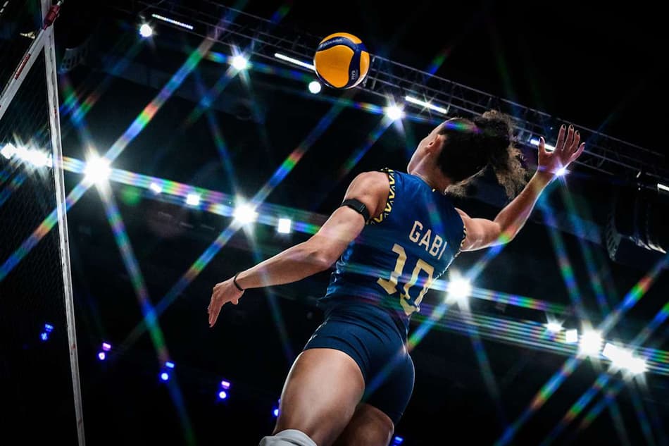 Gabi, em Brasil x República Dominicana, pela VNL feminina 2025 (foto: volleyballworld)