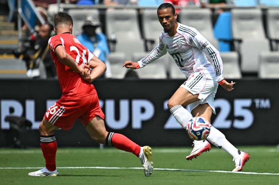 Sané tenta passar por Prestianni no duel entre Bayern de Munique e Benfica (Foto: Paul ELLIS / AFP)