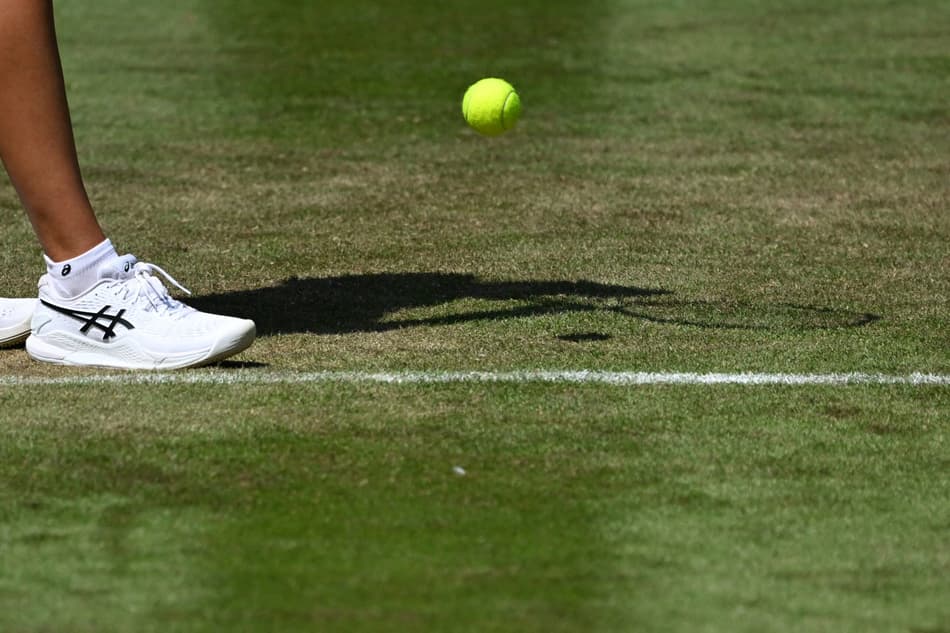 Bia Haddad faz o serviço contra a ucraniana Elina Svitolina (foto: Kirill KUDRYAVTSEV / AFP)