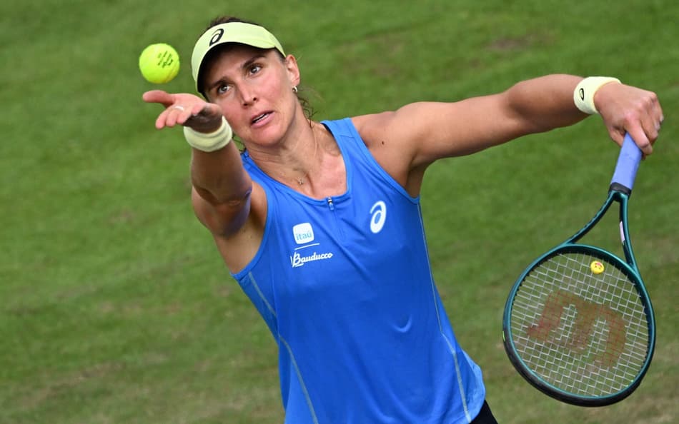 Bia Haddad faz o serviço contra a ucraniana Elina Svitolina (foto: Kirill KUDRYAVTSEV / AFP)