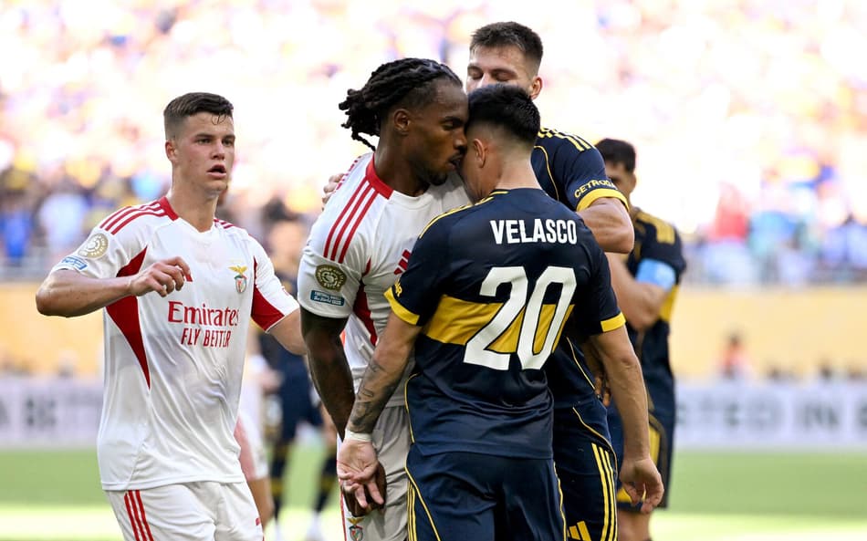 Velasco e Renato Sanches é conflito no jogo entre Benfica e Boca Juniors (Foto: AFP)